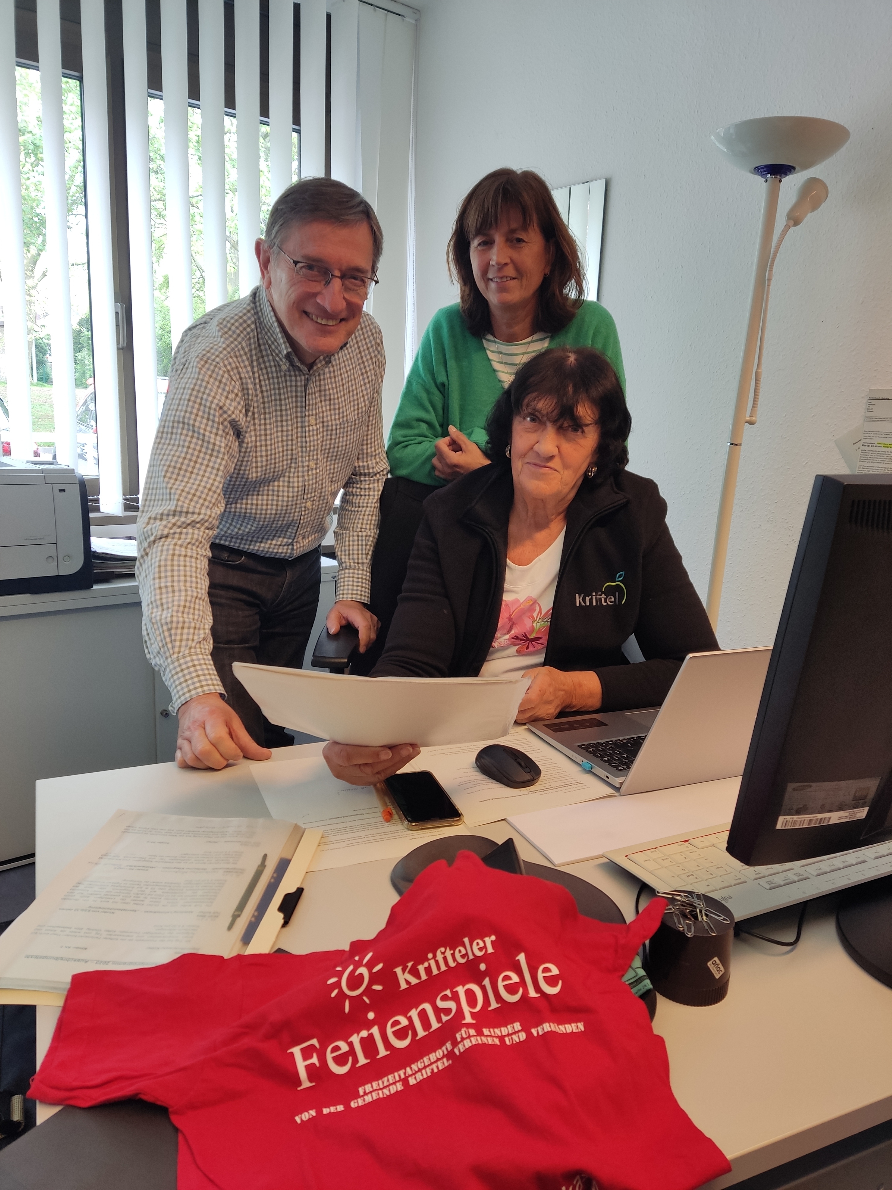 Das Orgateam am Schreibtisch.