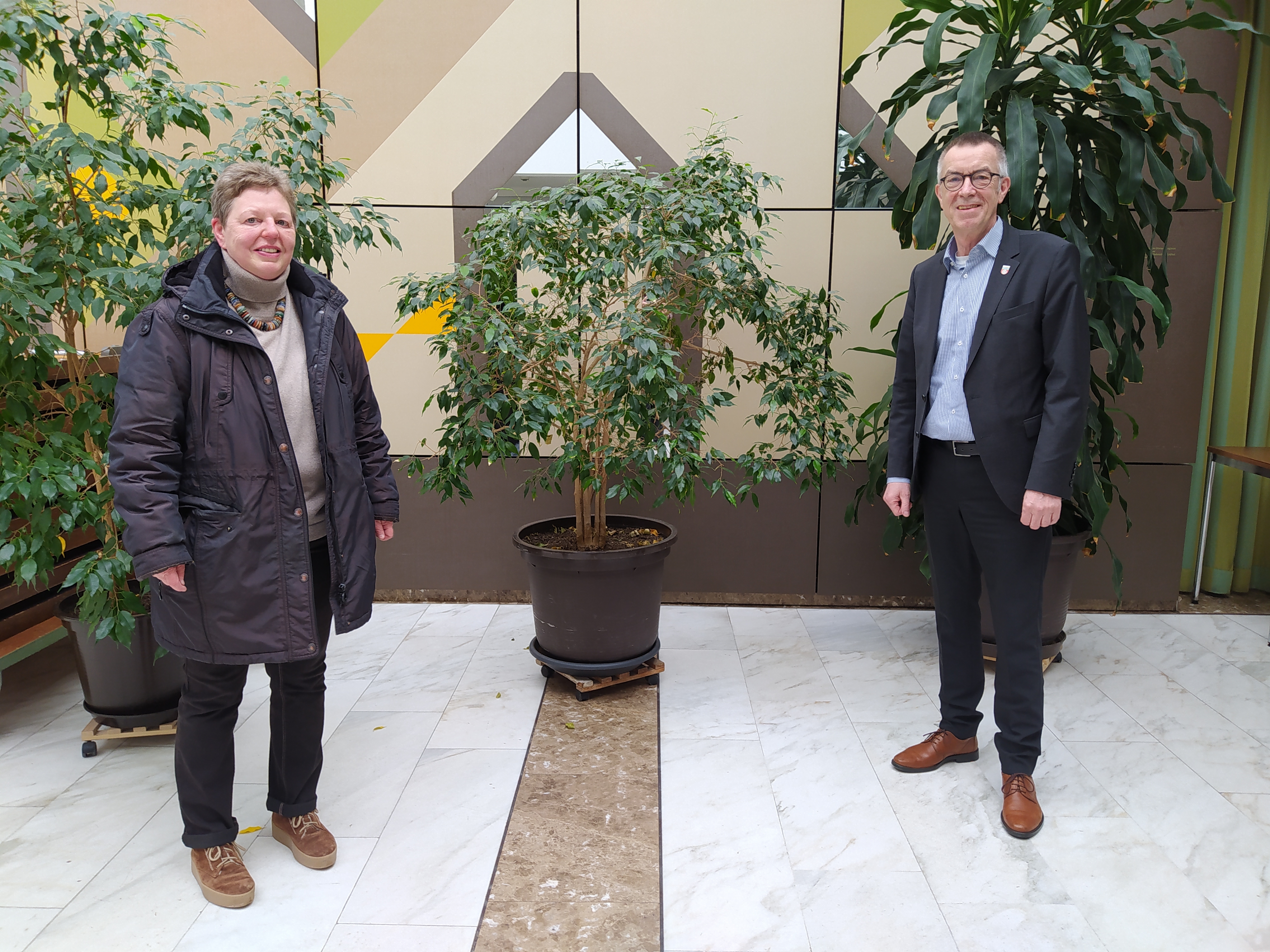 Die neue Schöffin mit Franz Jirasek im Foyer des Rathauses.