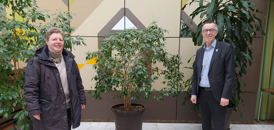 Die neue Schöffin mit Franz Jirasek im Foyer des Rathauses.
