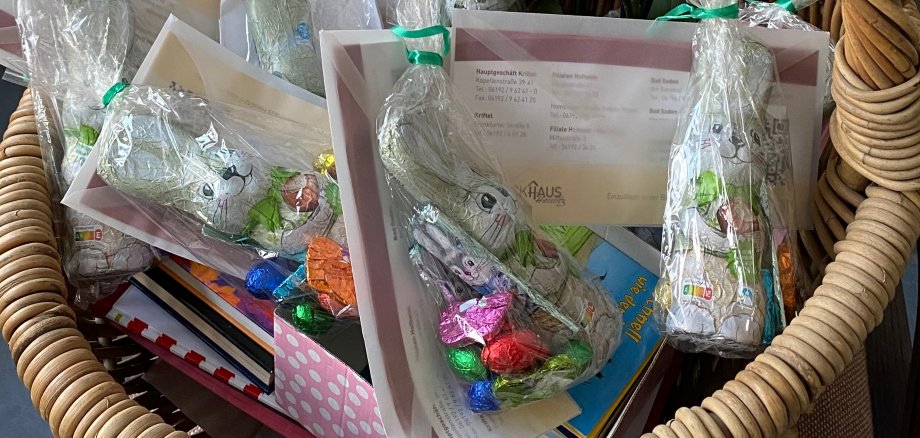 Ein Korb voller Ostergeschenke.