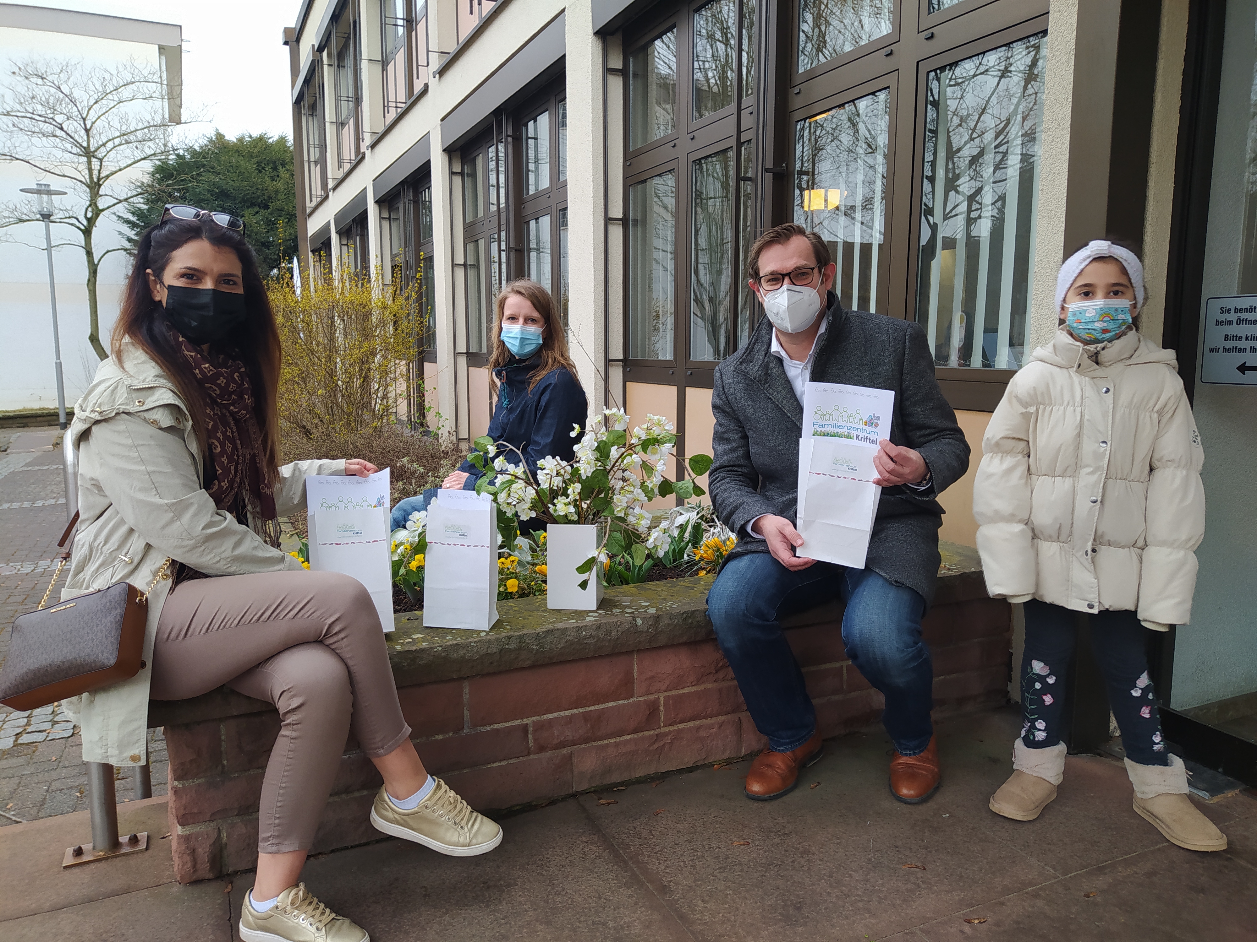Bürgermeister Seitz und das Team vom Familienzentrum mit den Ostertüten vorm Rathaus.