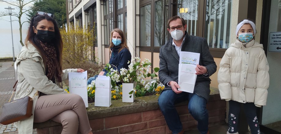 Bürgermeister Seitz und das Team vom Familienzentrum mit den Ostertüten vorm Rathaus.
