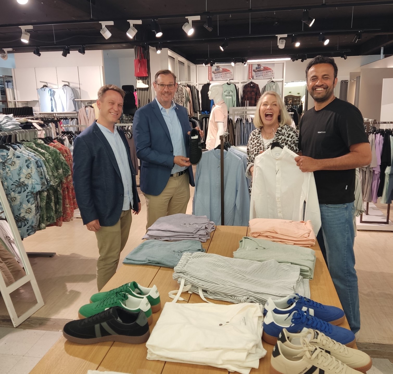 Doie Rathausspitze mit dem Inhaber des Marken-Outlet im Laden.
