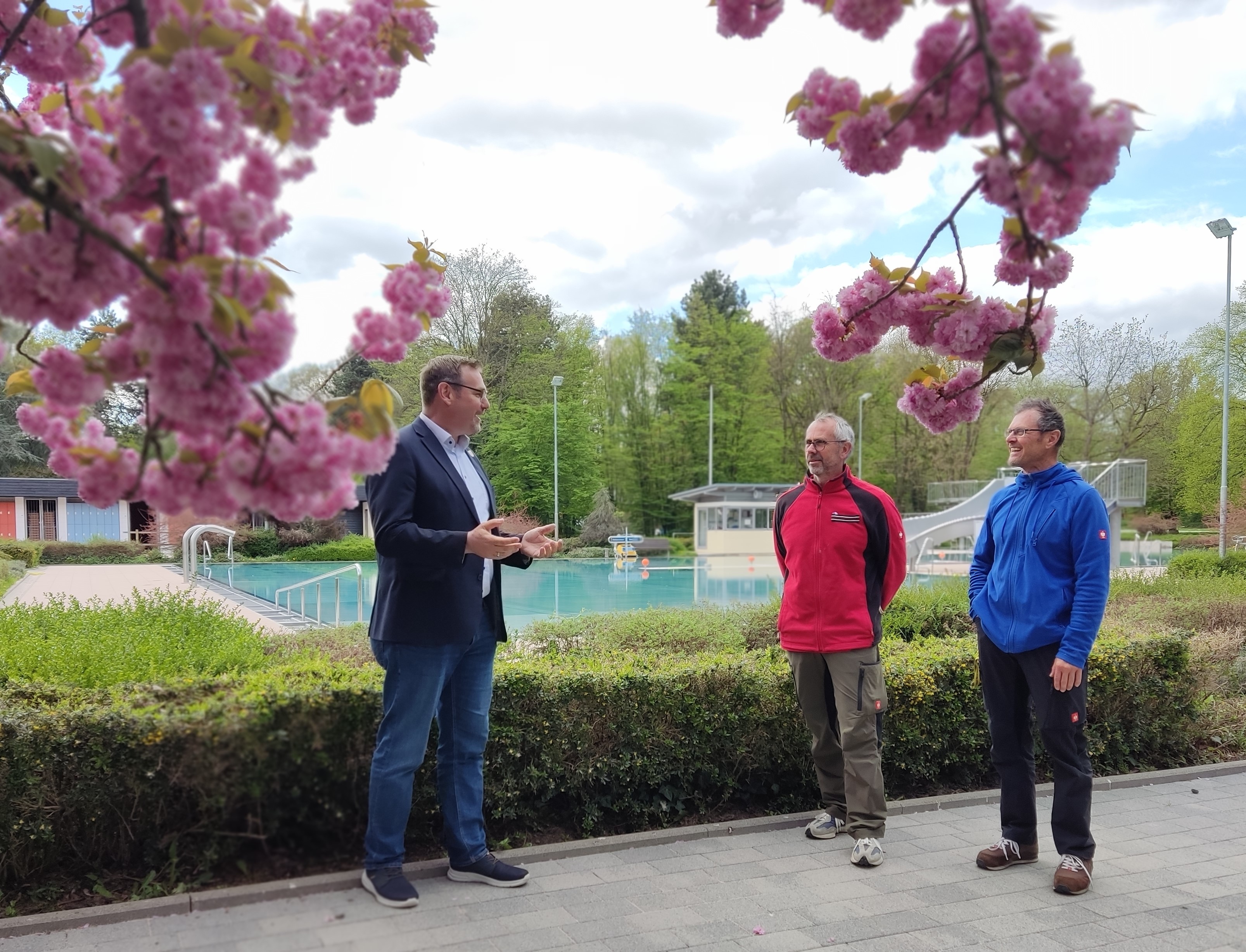 Bürgermeister Seitz mit den Schwimmmeistern im Parkbad.