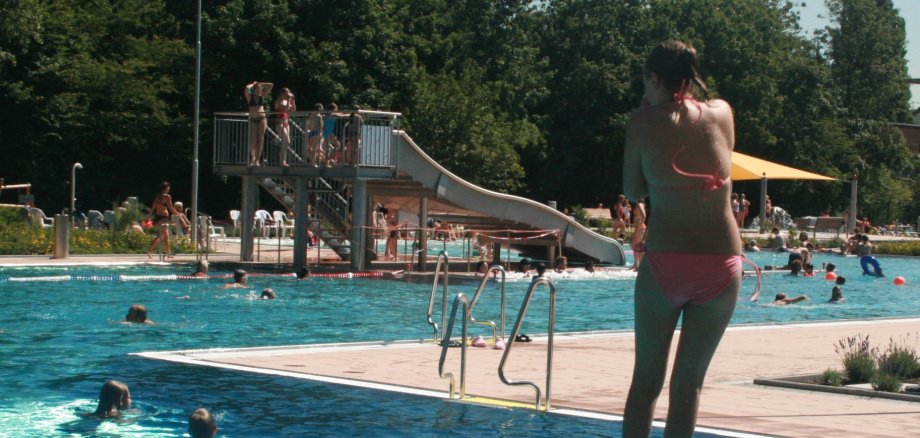 Kind springt ins Wasser.