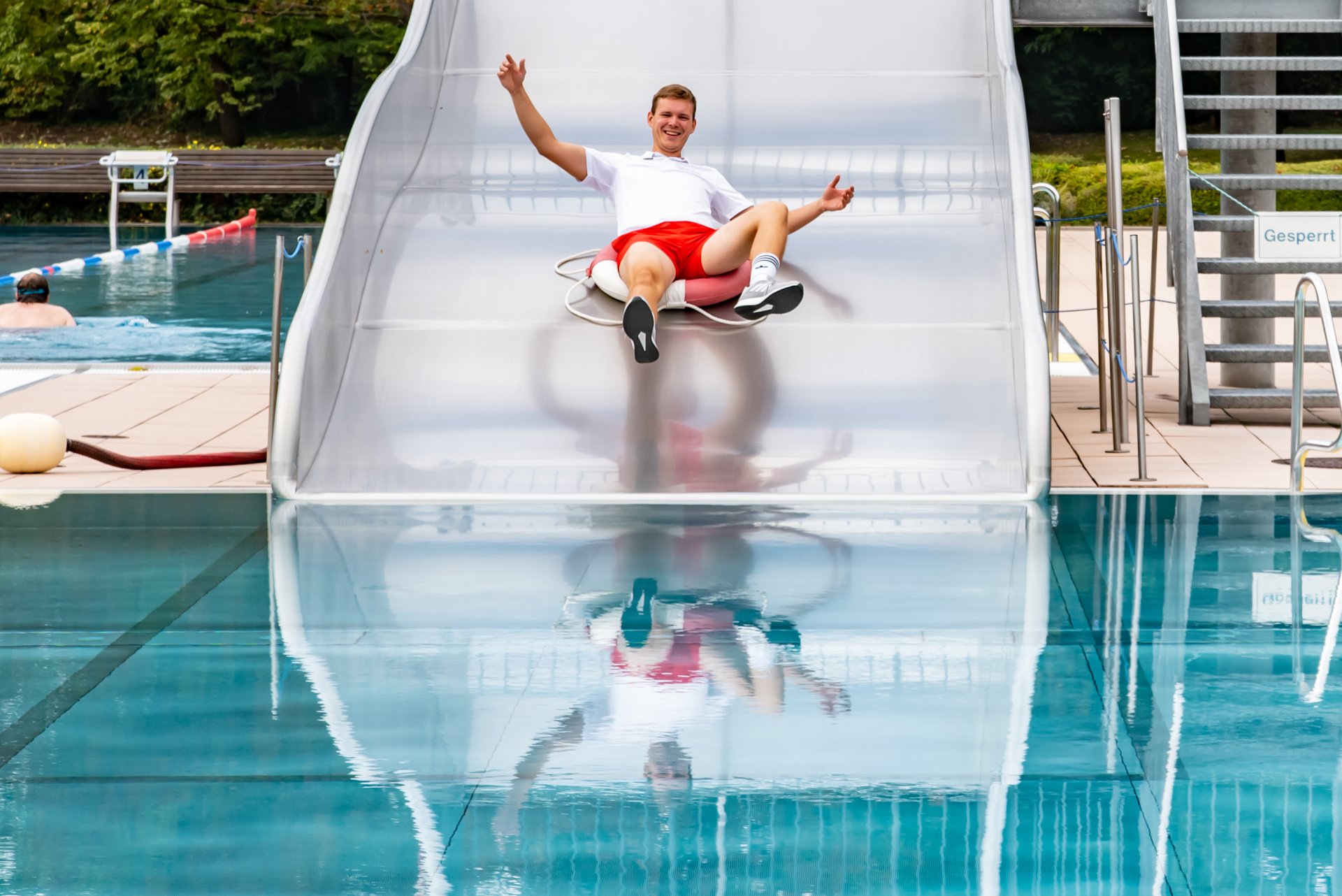 DLRG-Mitglied rutscht.