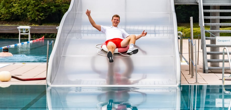 DLRG-Mitglied rutscht.