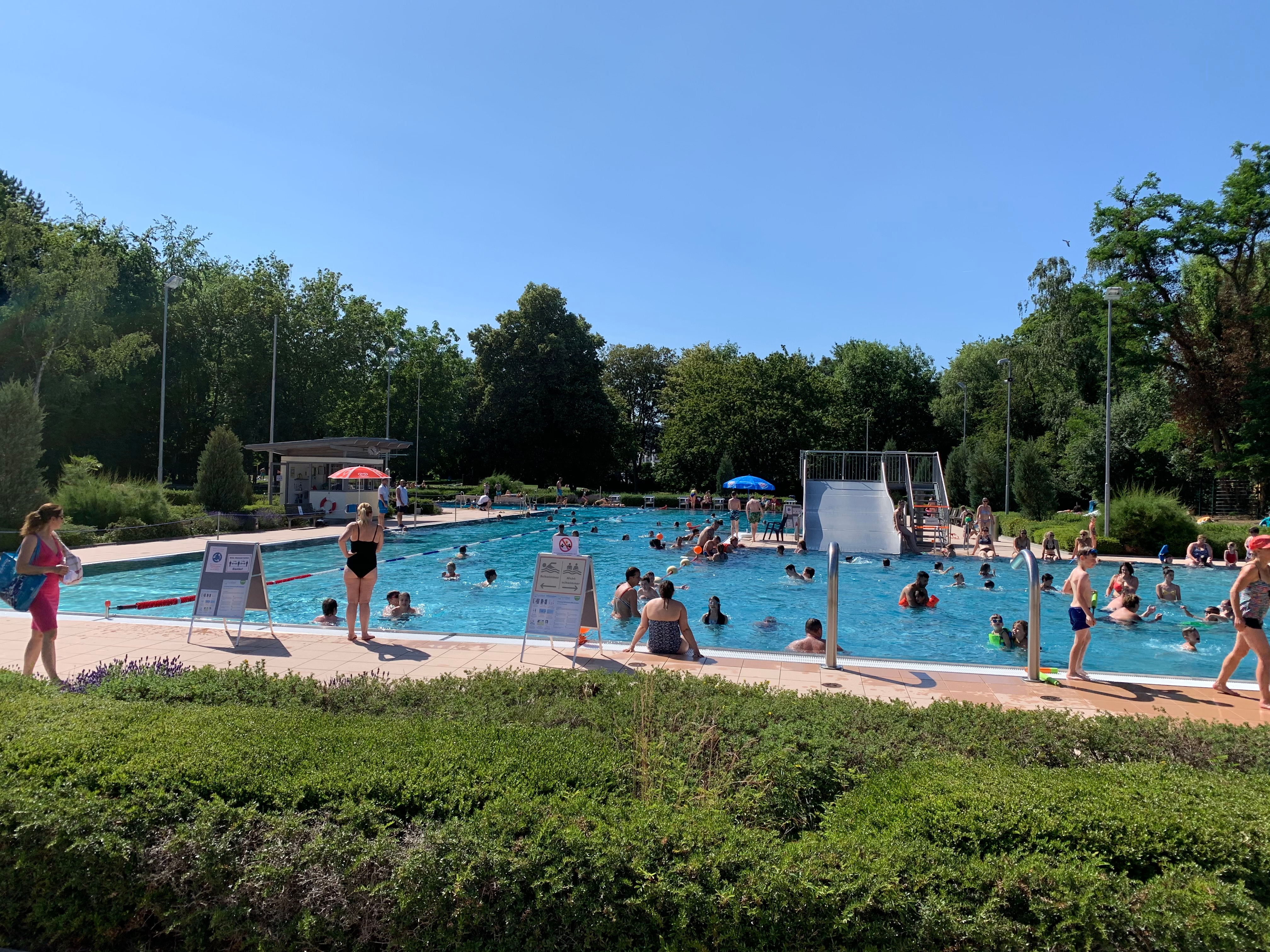 Ein gut besuchter Parkbad-Tag im Juni: Viele Menschen sind im Wasser.