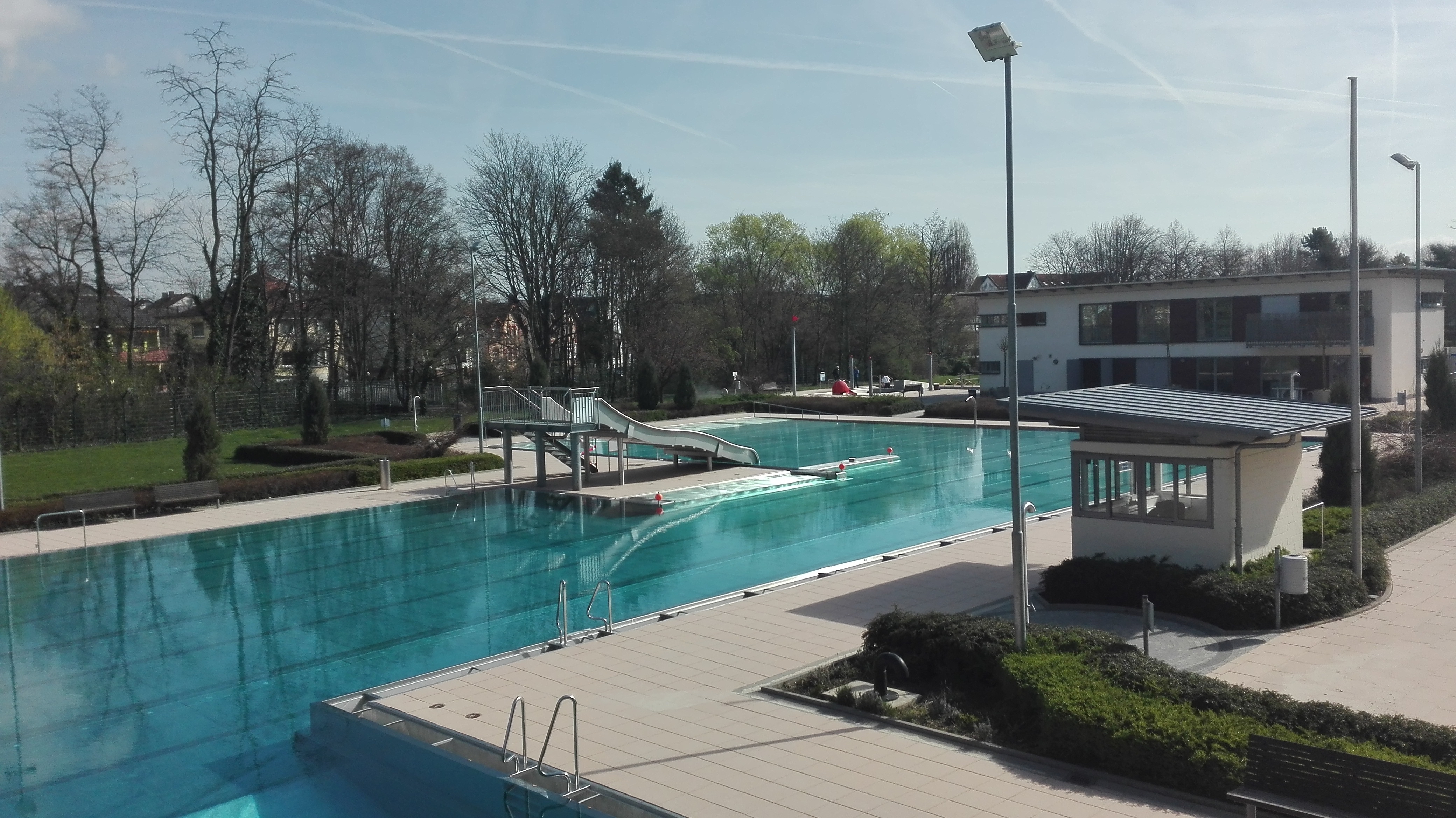 Das leere Krifteler Parkbad im Sonnenschein.