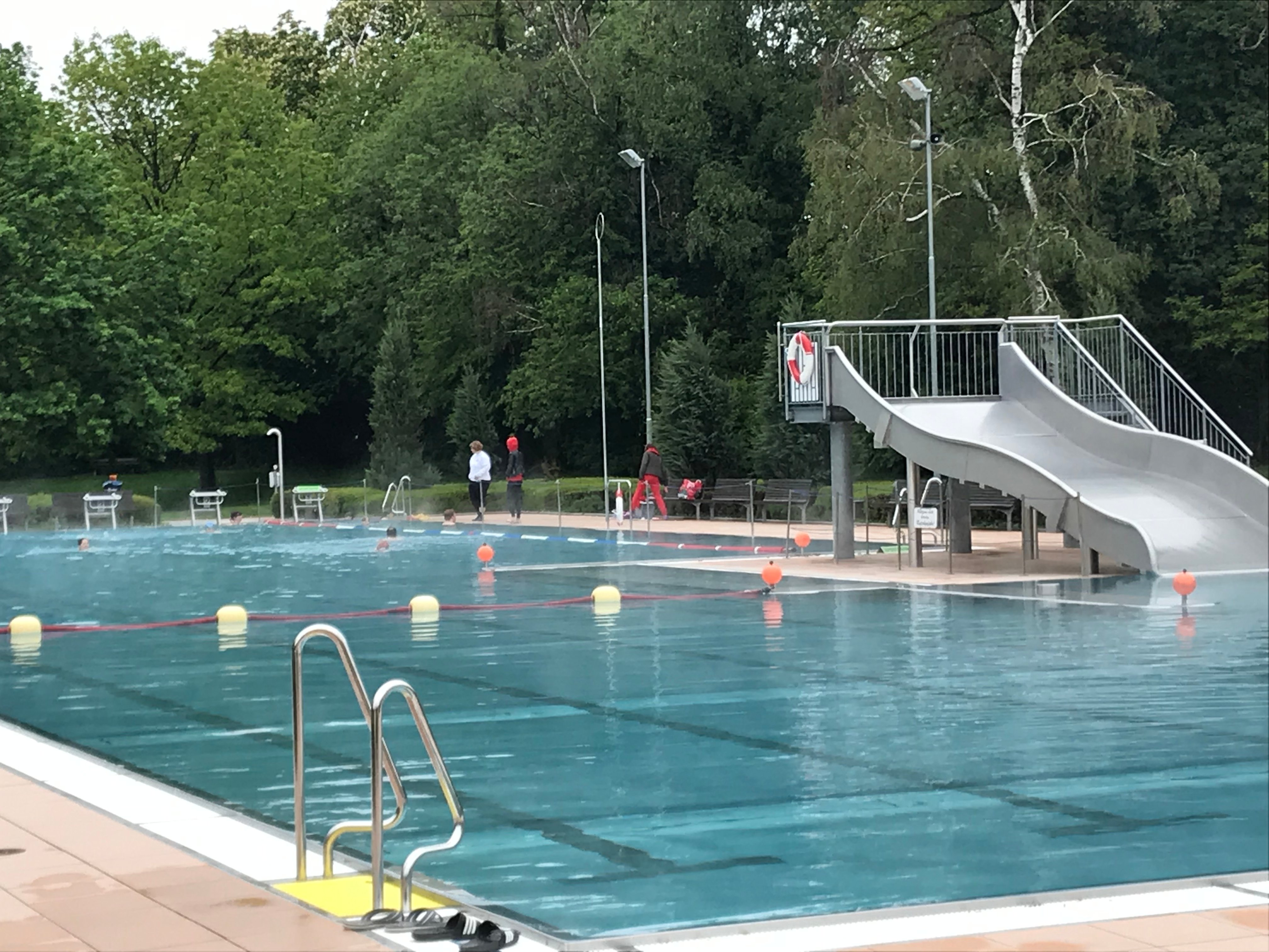 Nur wenige Badegäste beim kalten Badesaison-Start 2019.