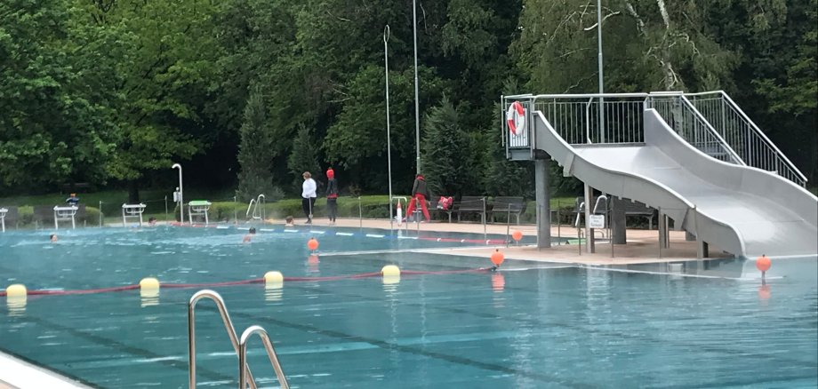 Nur wenige Badegäste beim kalten Badesaison-Start 2019.