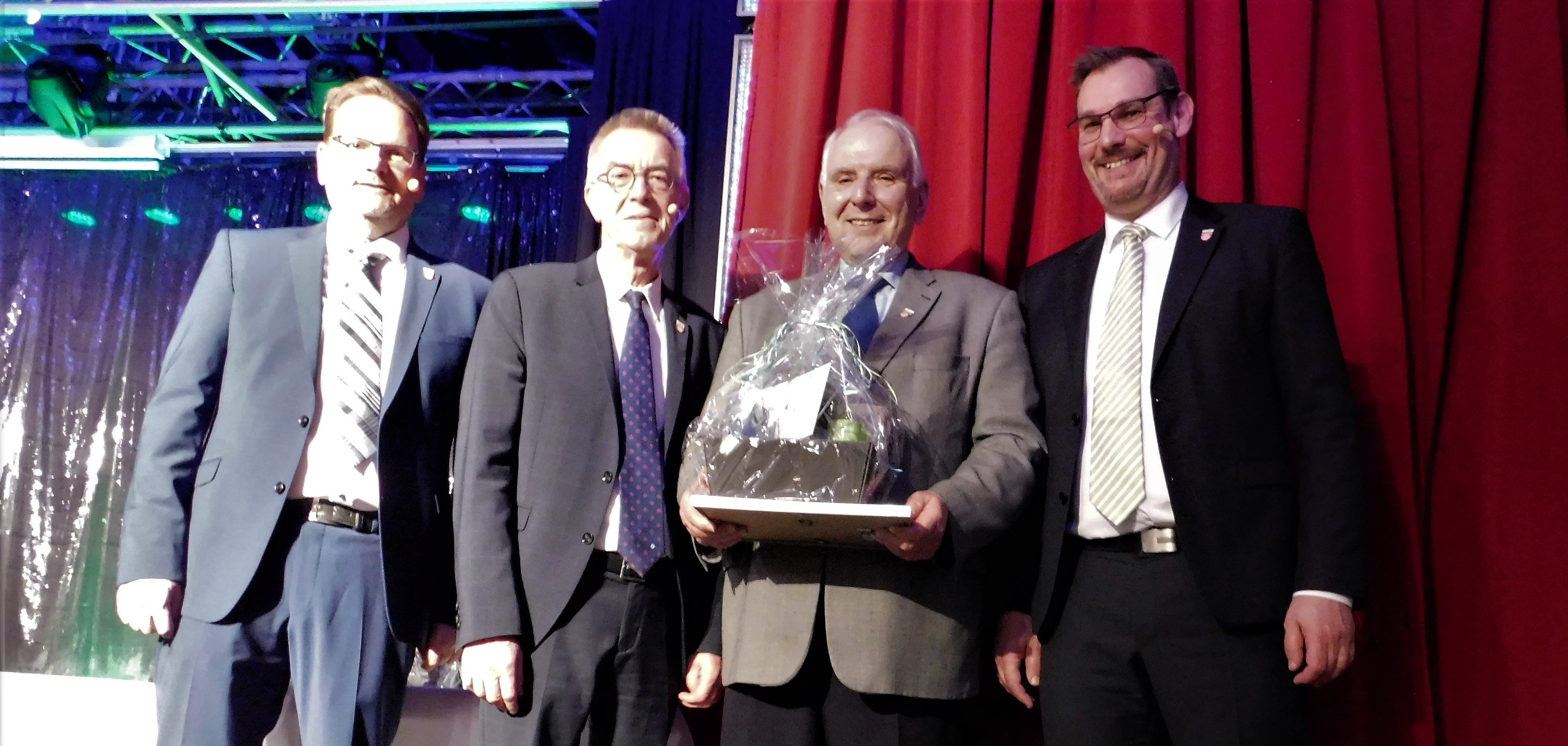 Knopf mit Geschenk und den Ehrenden.