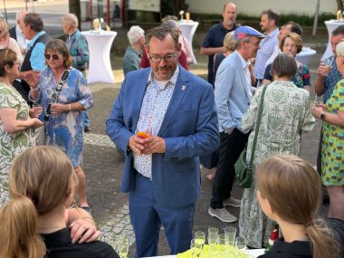 Seitz in Menschenmenge vor dem Rathaus.