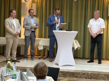 Seitz hält Rede auf Peter Schilling.