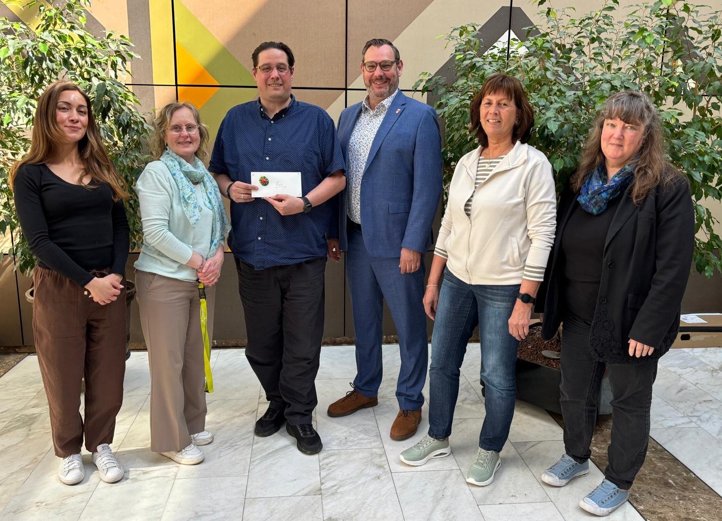 Fiore mit Bürgermeister und Mitarbeiterinnen.