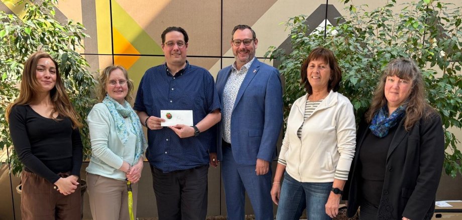 Fiore mit Bürgermeister und Mitarbeiterinnen.