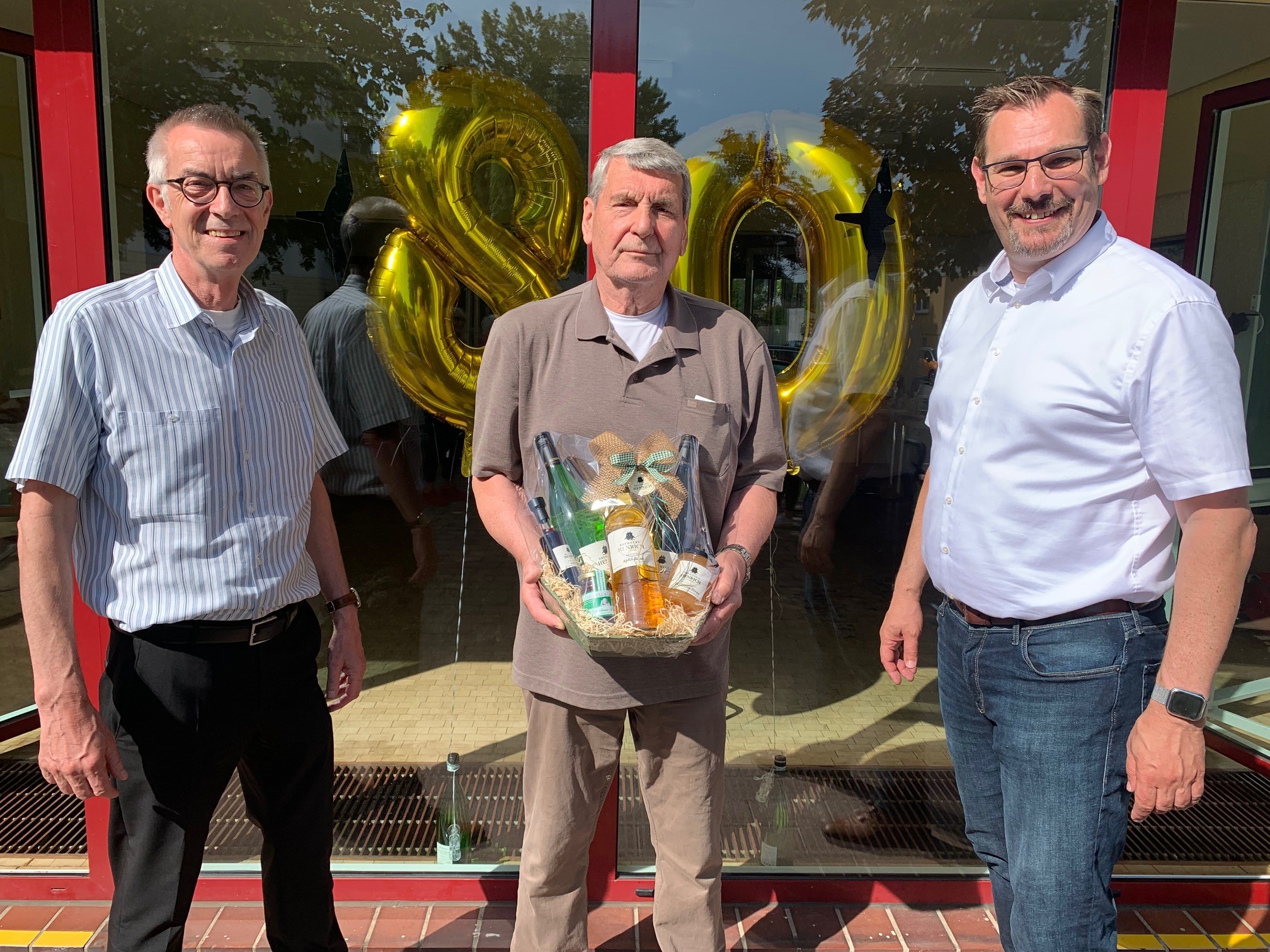 Schilling mit Geschenkekorb zwischen Seitz und Jirasek.