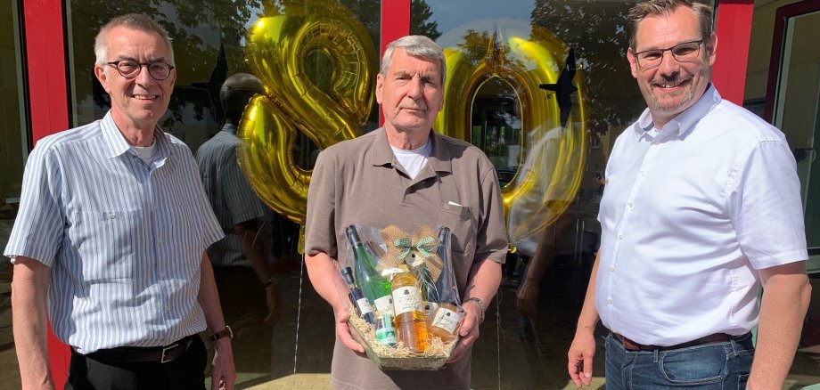 Schilling mit Geschenkekorb zwischen Seitz und Jirasek.