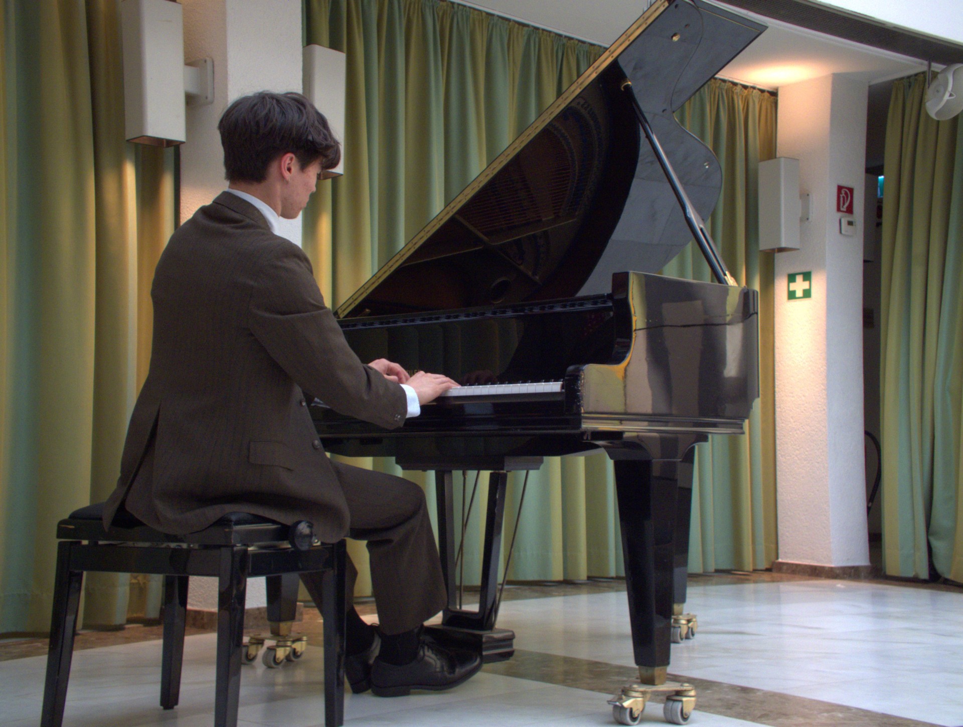 Monan von Jülich am Klavier.