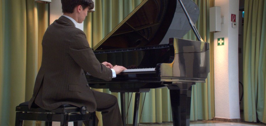 Monan von Jülich am Klavier.
