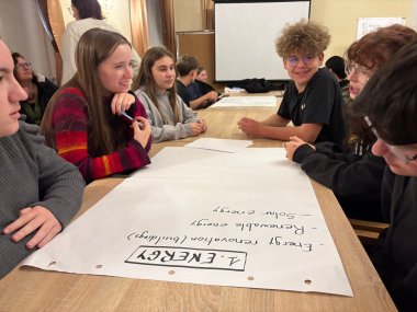 Die Jugendlichen erarbeiten gemeinsam Flipcharts.