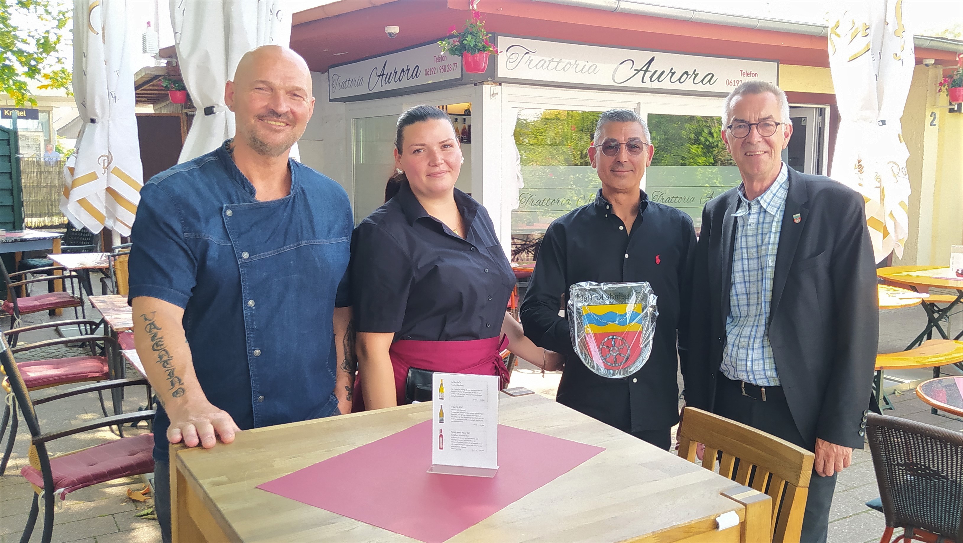 Die Inhaber der Pizzeria mit Franz Jirasek vor der Trattoria.