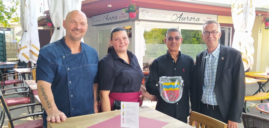Die Inhaber der Pizzeria mit Franz Jirasek vor der Trattoria.