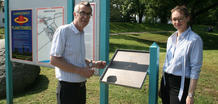 Der ERste Beigeordnete Franz Jirasek mit Katharina Keib vom Grünflächenamt am Planetenweg.
