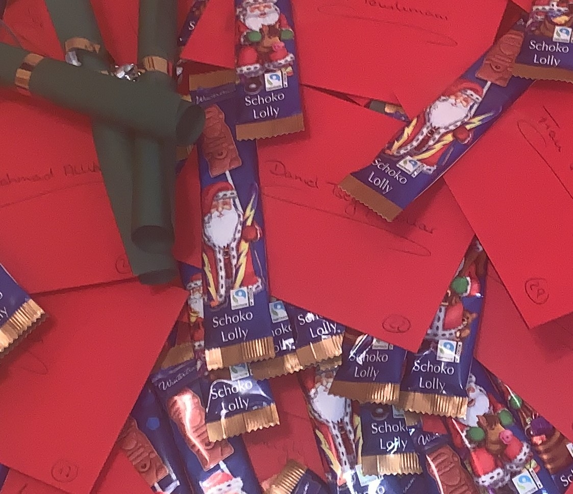 Briefe und Schokoweihnachtsmänner auf einem Haufen.