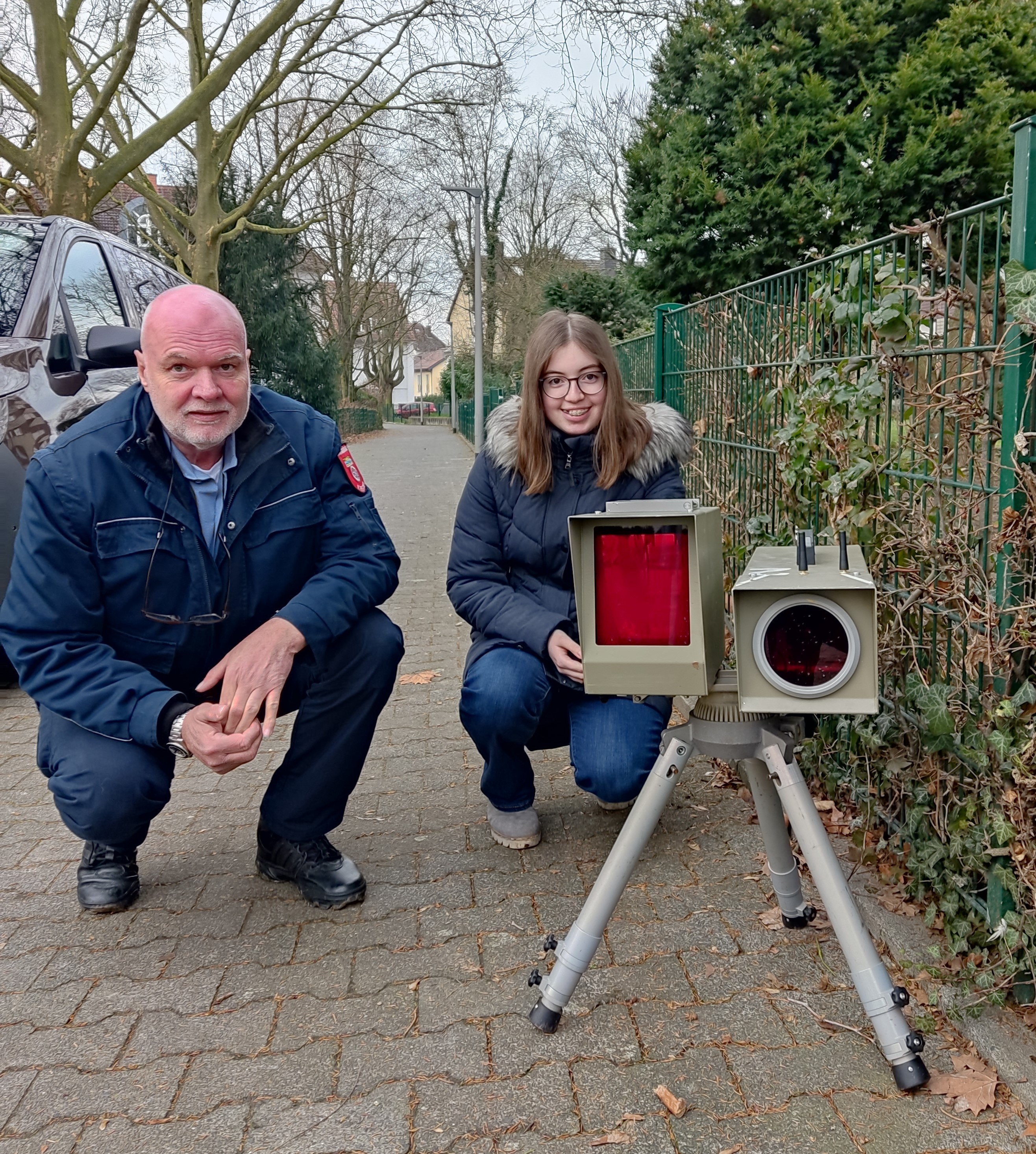 Sophie mit Hilfspolizist und Blitzer.