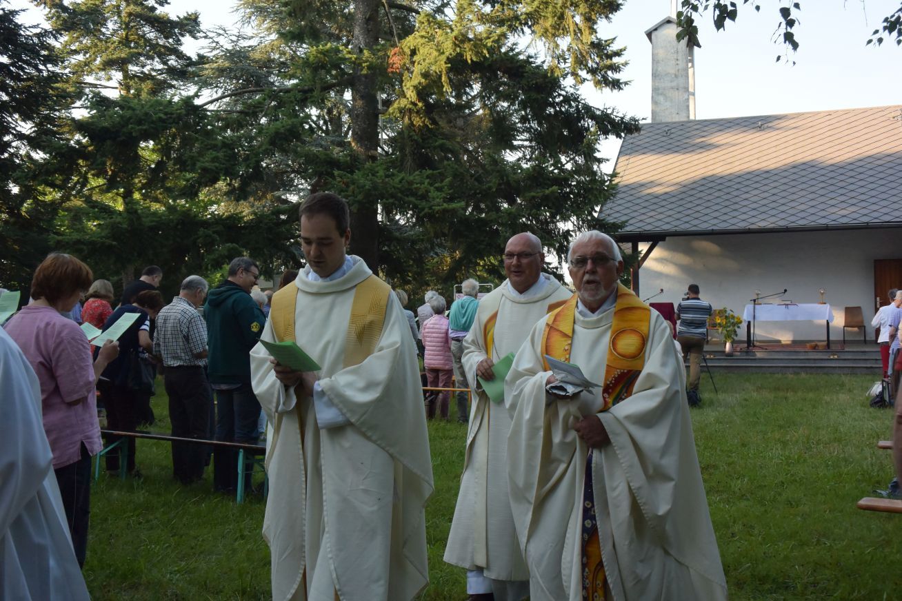Pfarrer Gros im Gottesdienst.