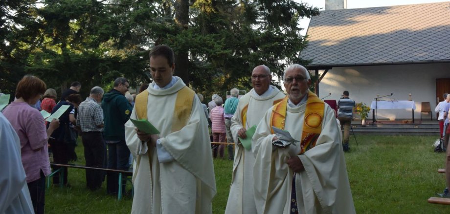 Pfarrer Gros im Gottesdienst.