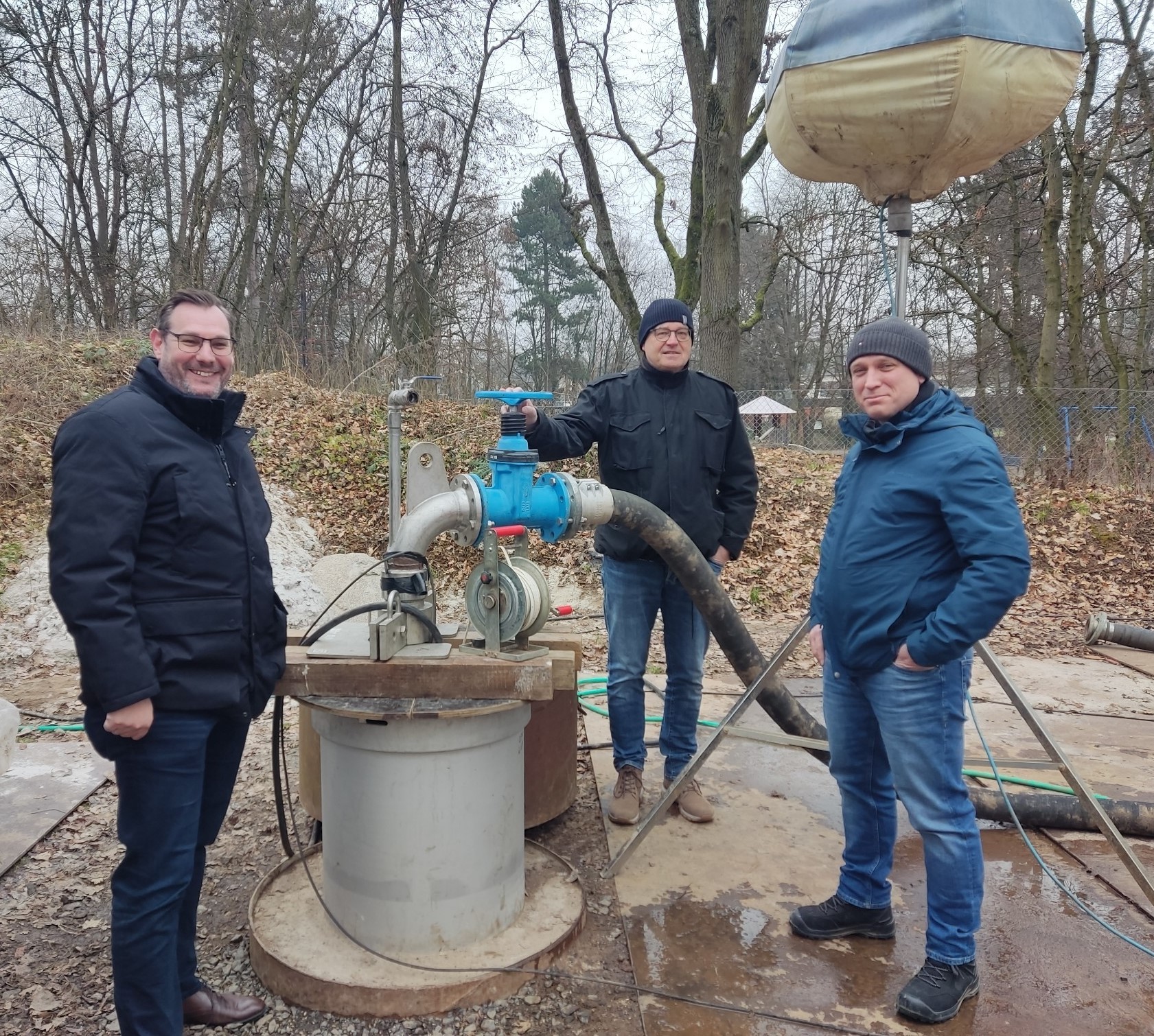 Seitz, Walter und Mohr am Brunnen.