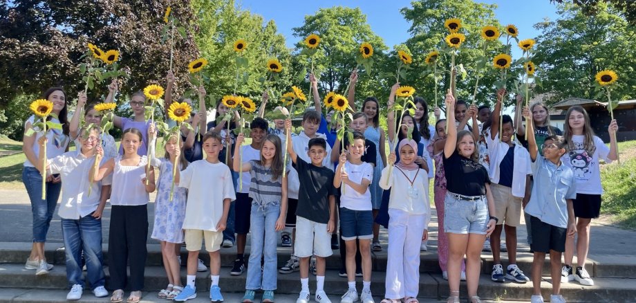 Eine Realschulklasse mit Sonnenblumen.