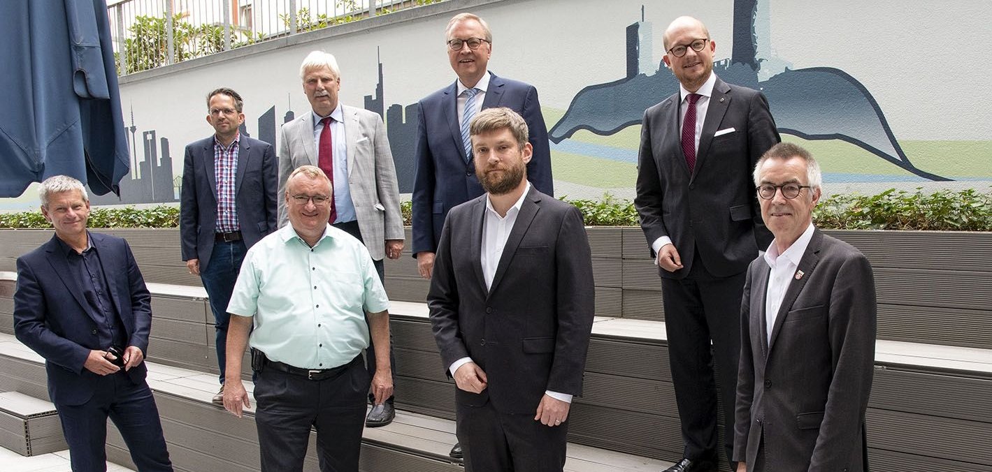 Vertreter der Kommunen und des Regionalverbandes nach der Vertragsunterzeichnung.