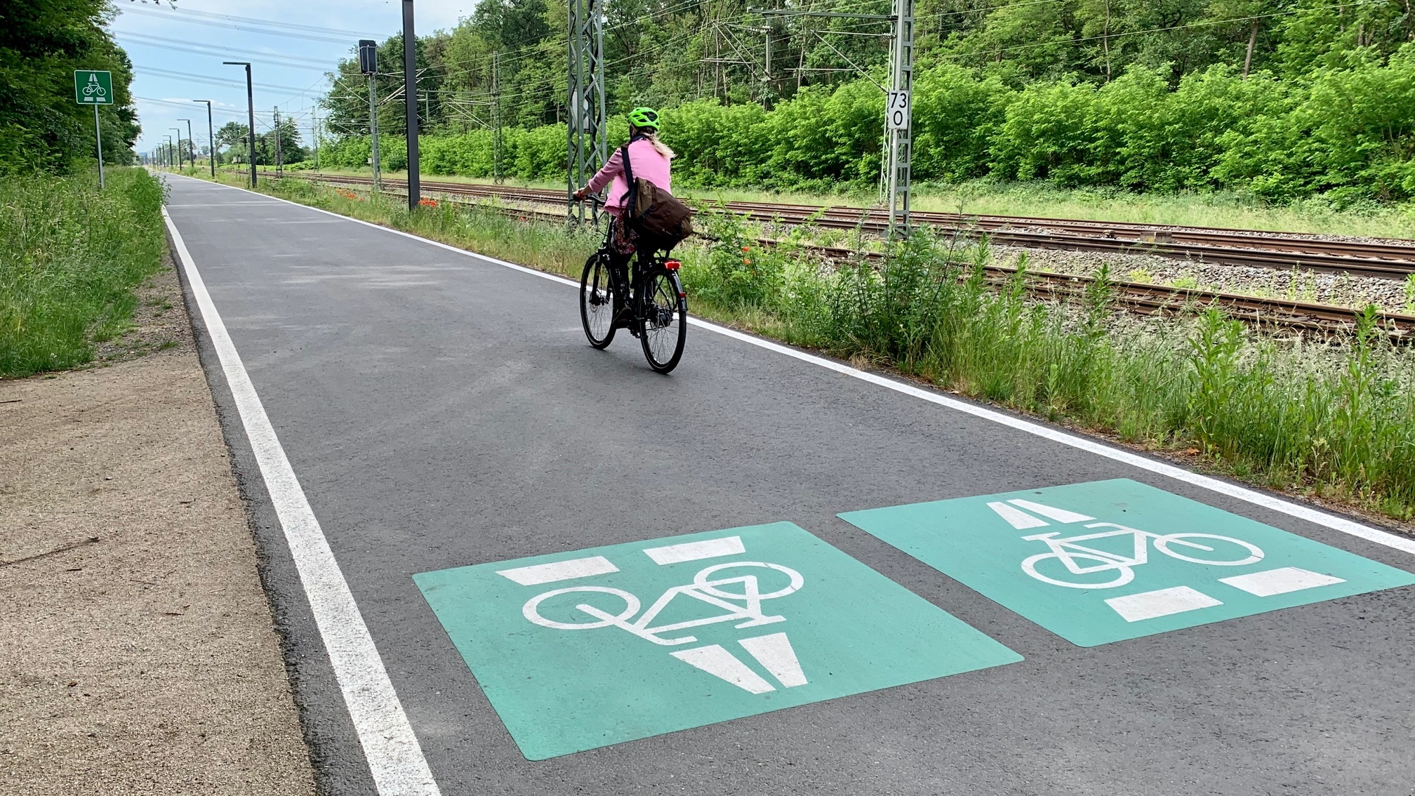 Ein Fahrradfahrer auf einem Radschnellweg.