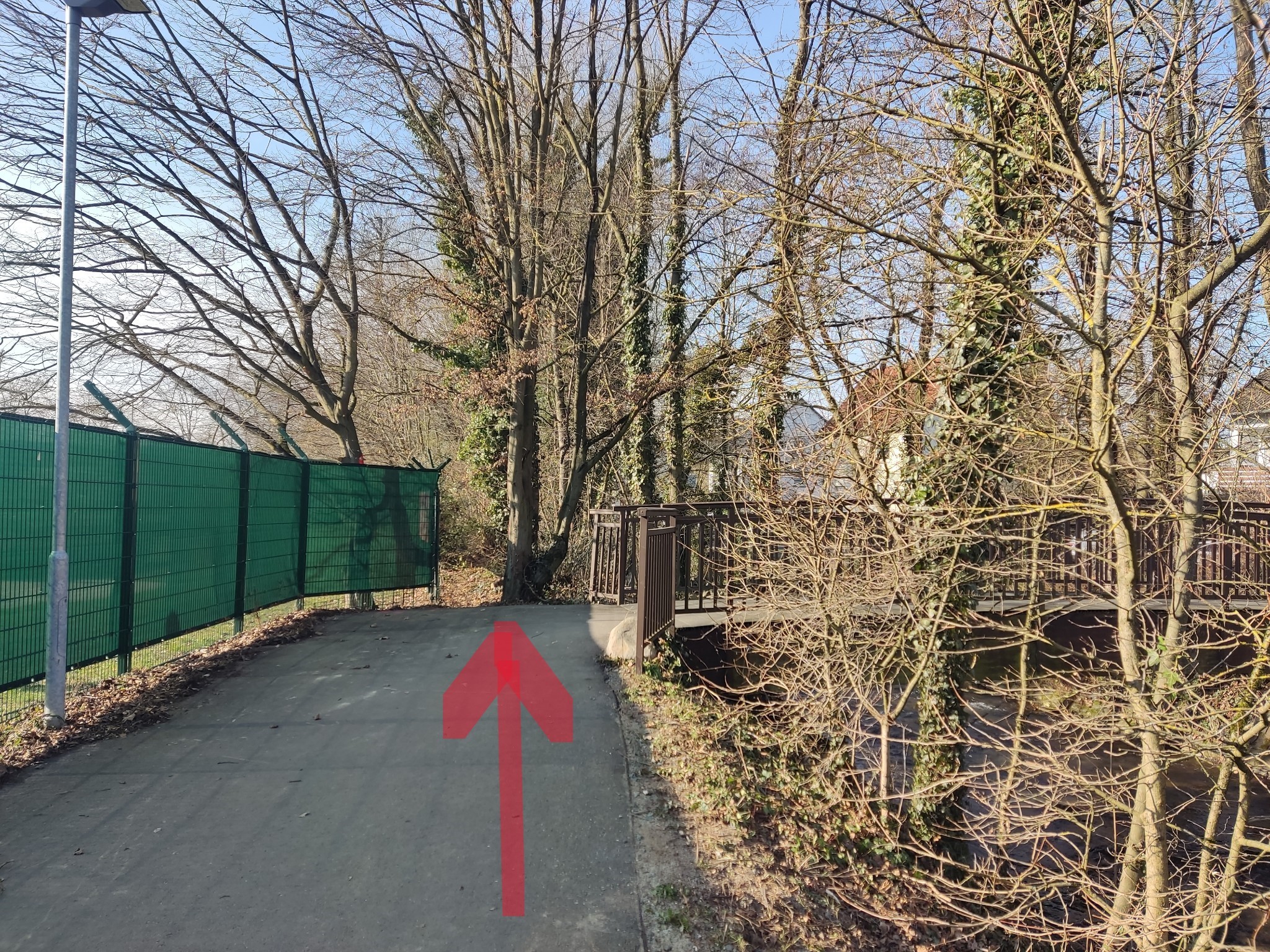 Ein Pfeil zeigt an, wo der Radweg weitergehen soll.