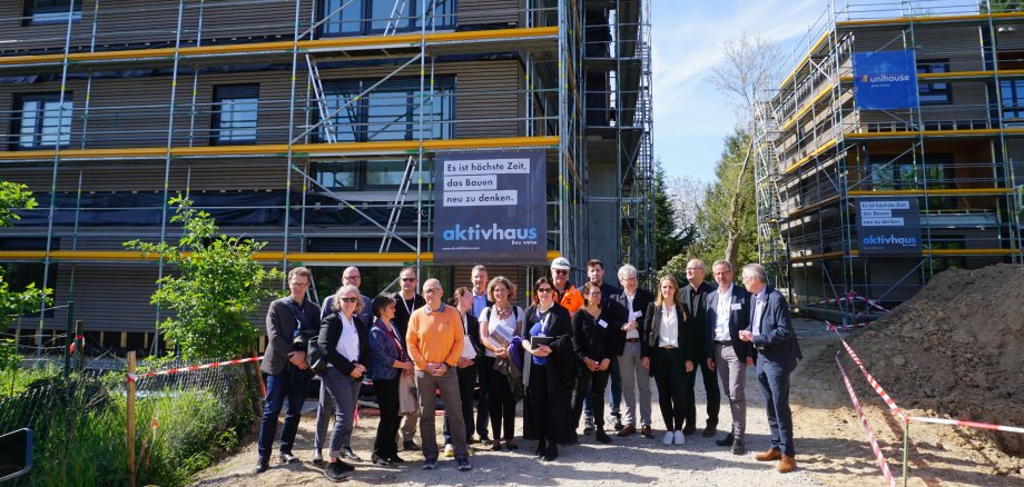 Exkursionsteilnehmer vor dem Neubau in der Raiffeisenstraße.