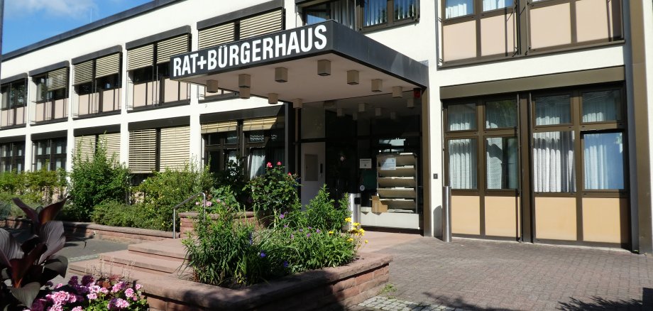 Das Rat- und Bürgerhaus von außen.