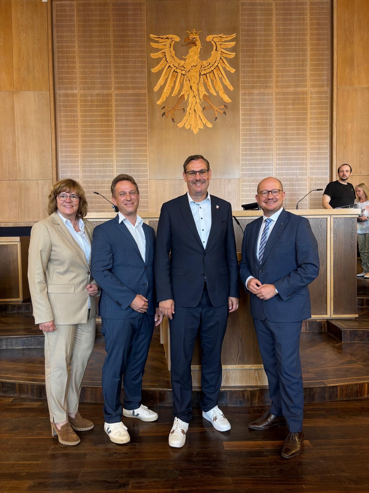 Seitz und Mohr nach der Ernennung.