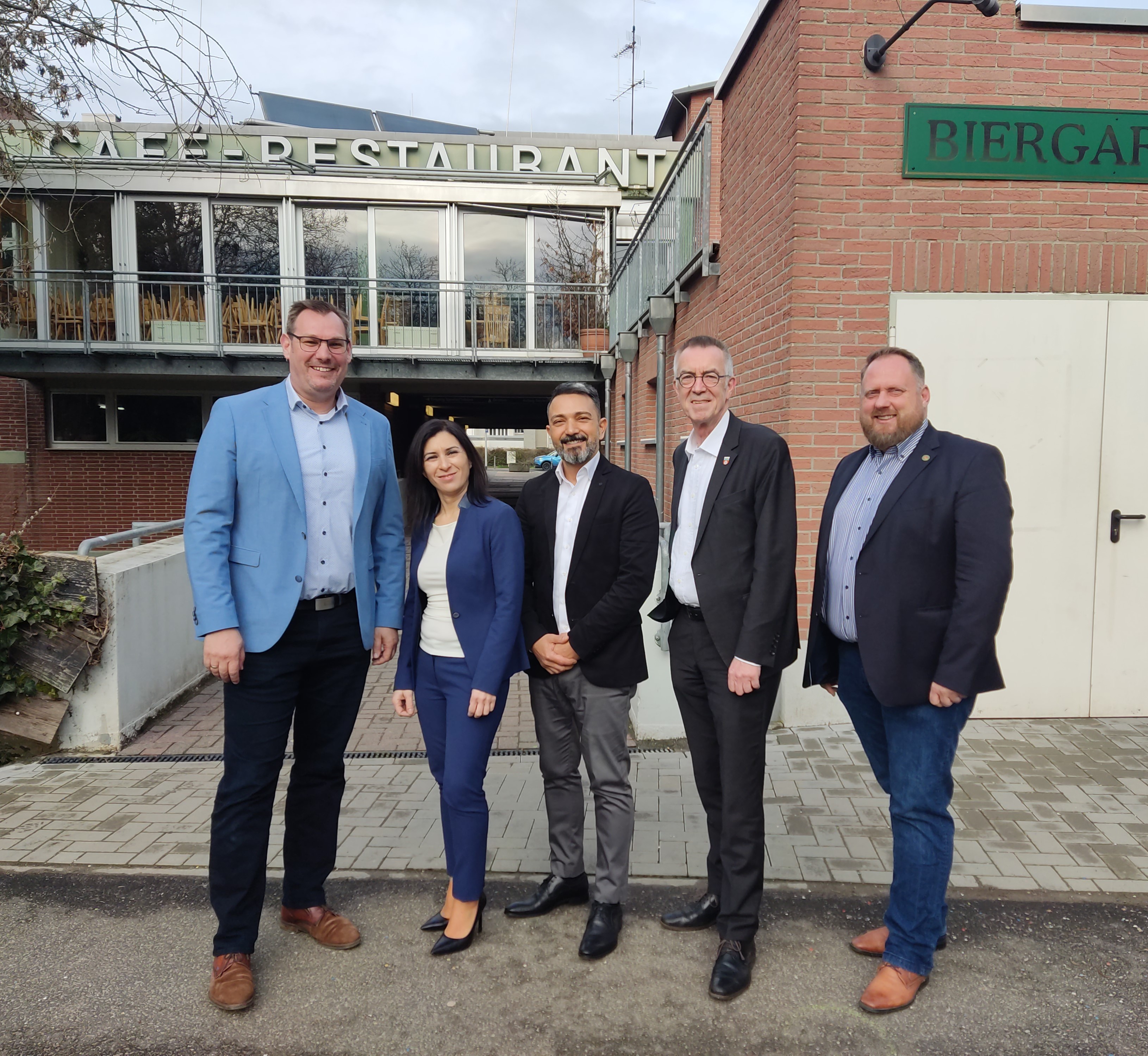 Das neue Pächterpaar mit Bürgermeister vor der Schwarzbachhalle.