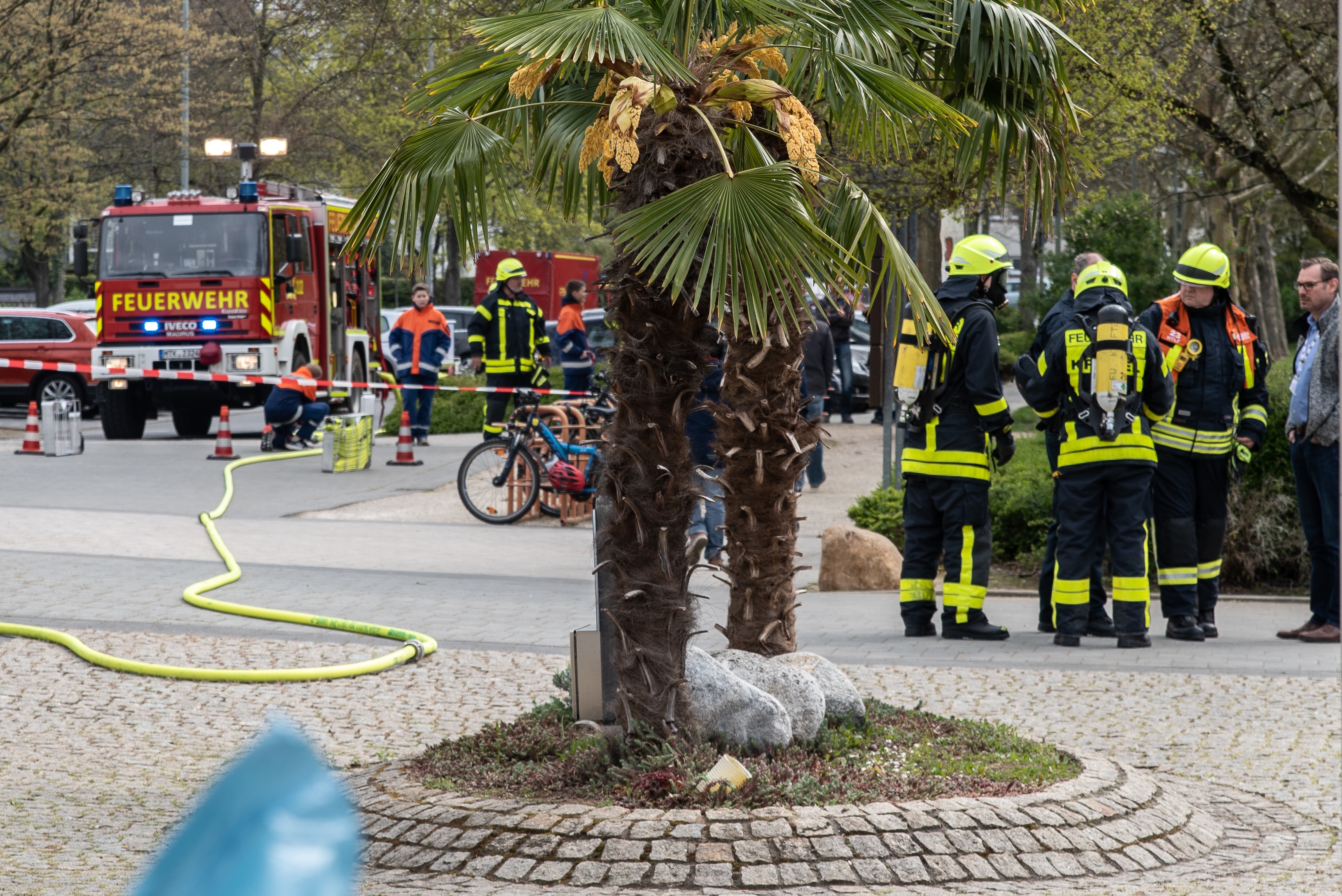 Feuerwehraufmarsch vor dem Parkbad.