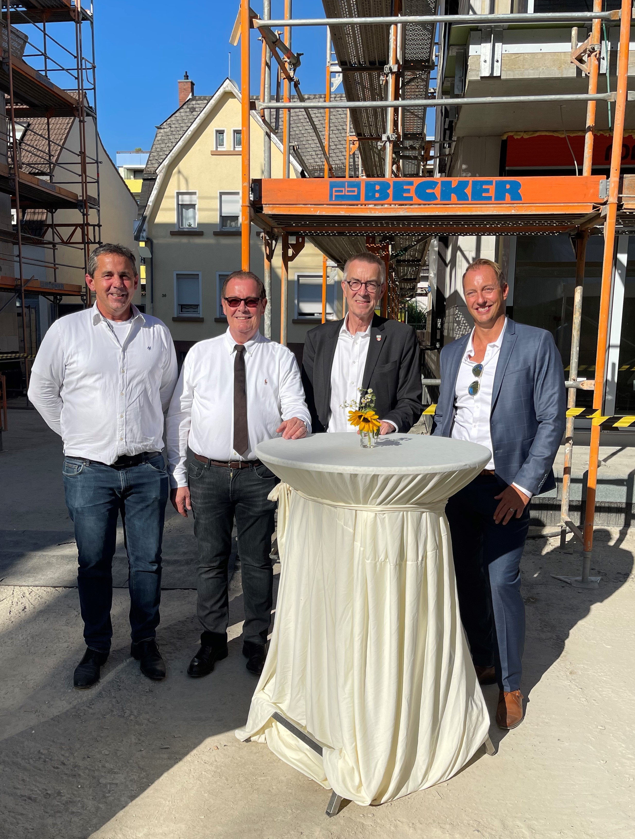 Franz Jirasek mit den Geschäftsführern der Projektgesellschaft Horn auf der Baustelle.