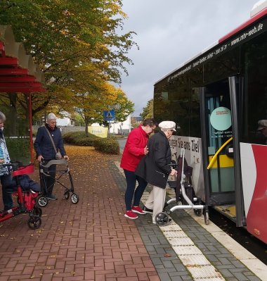 Rollatortraining am Bus.