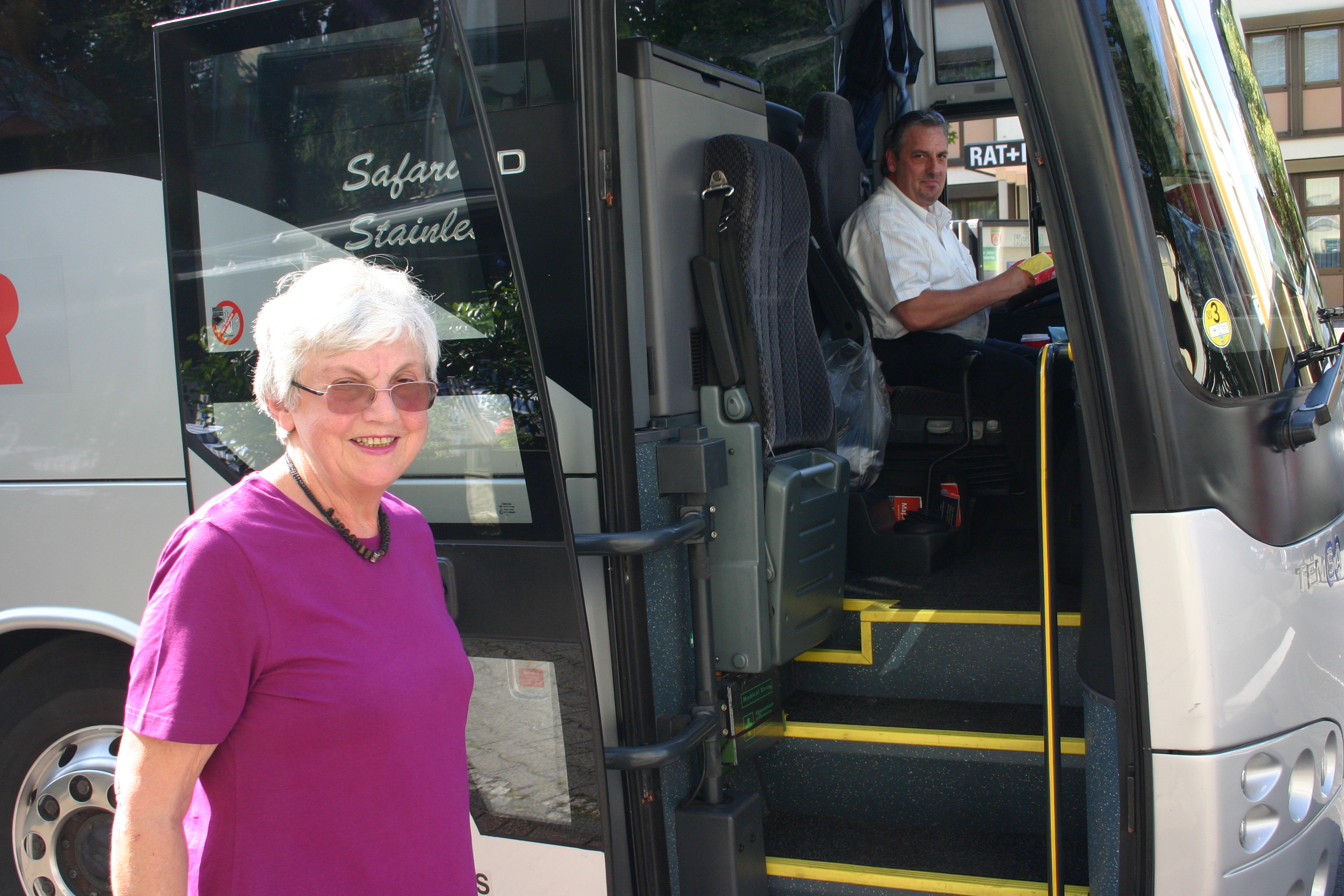 Elisabeth Romacker vor einem Reisebus.