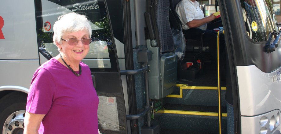 Elisabeth Romacker vor einem Reisebus.