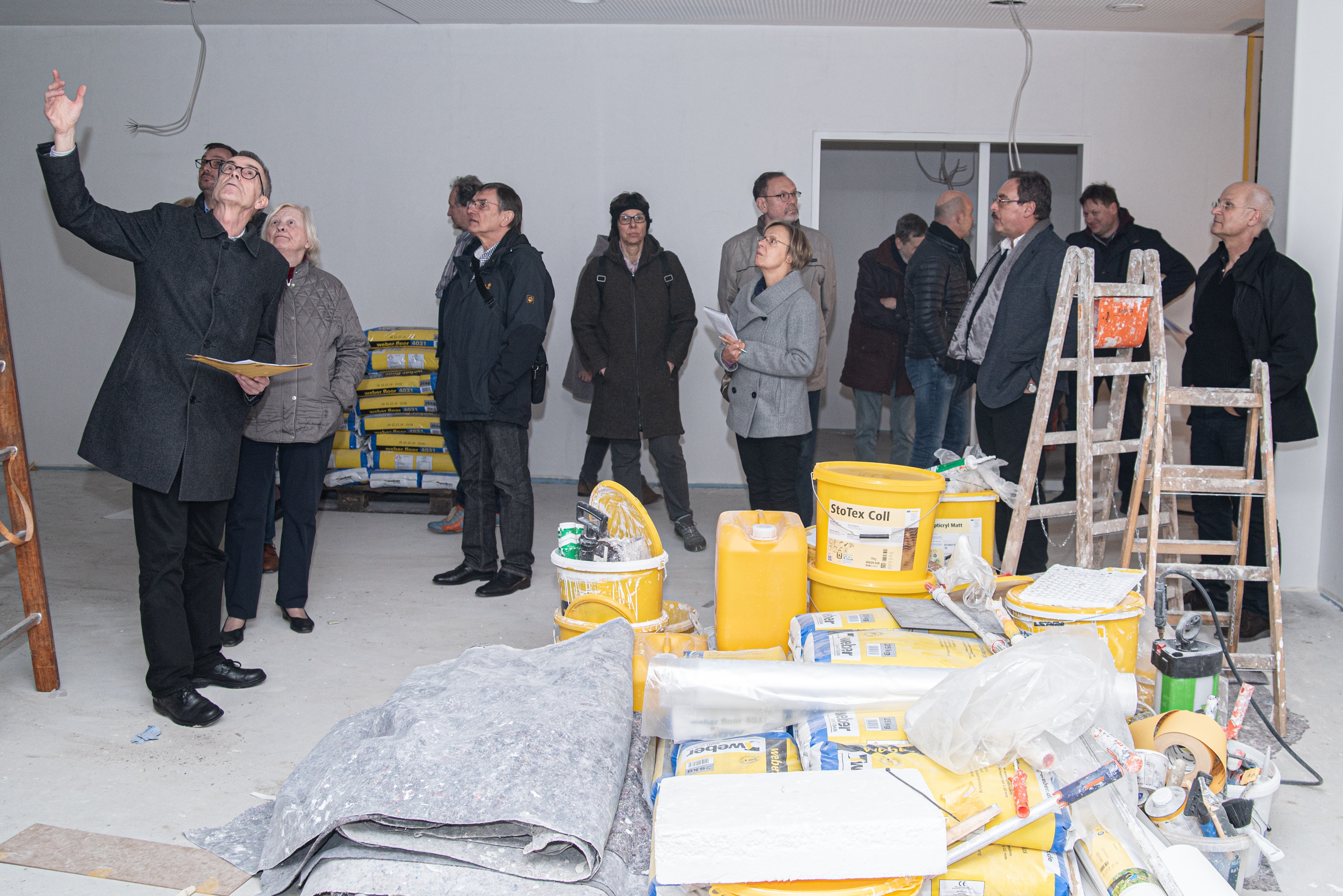 Franz Jirasek mit Gemeindevertretern in der neuen Kita. Überall stehen noch Baumaterialien herum