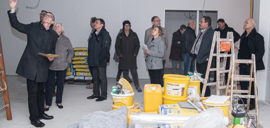 Franz Jirasek mit Gemeindevertretern in der neuen Kita. Überall stehen noch Baumaterialien herum