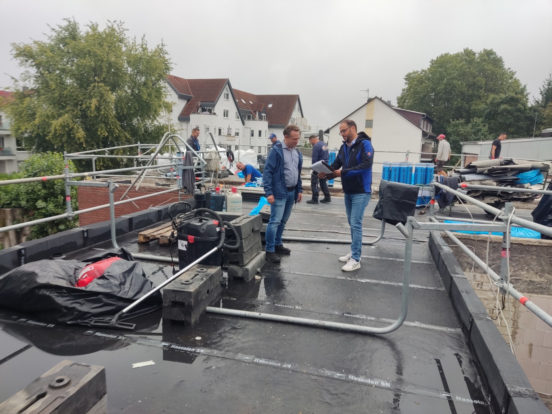 Auf dem Dach wird gearbeitet.