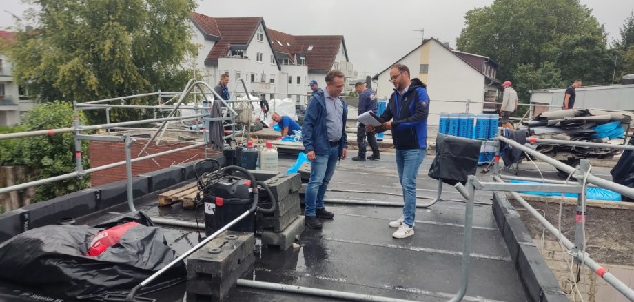 Auf dem Dach wird gearbeitet.